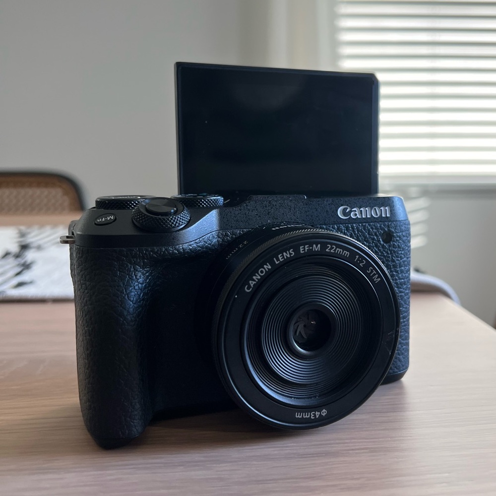 CANON EOS M6 II Mirrorless Camera with 22mm lens